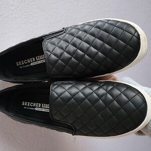 Gently used slip on Skechers